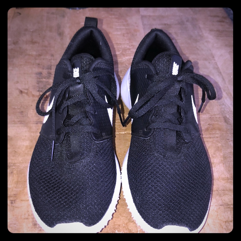 Calling all Lady Golfers! Nike black golf shoes